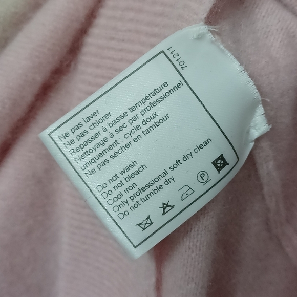 Auth! Chanel Cashmere sweater top Cruise 2004 Collection - Picture 8 of 9